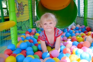 Mädchen spielt im Bällebad