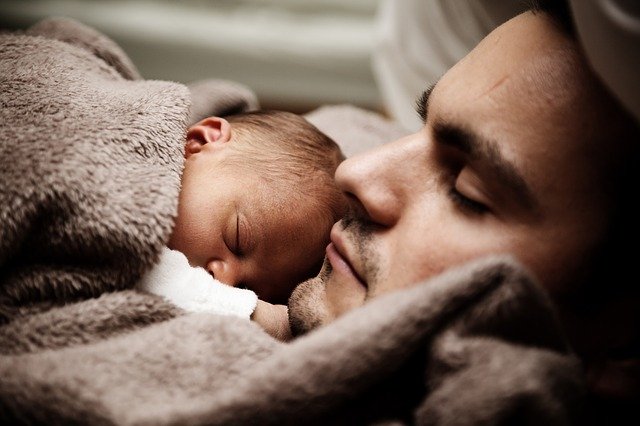 Vater mit Baby und Kuscheldecke