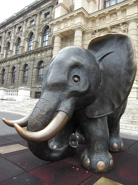 Bronzefigur eines Elefanten in Wien vor dem Naturhistorischen Museum
